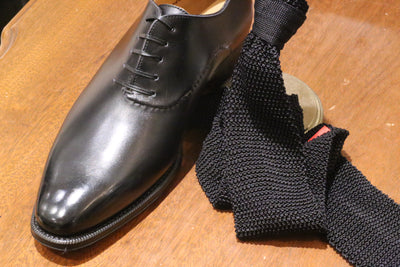 ブラックのニットタイと革靴